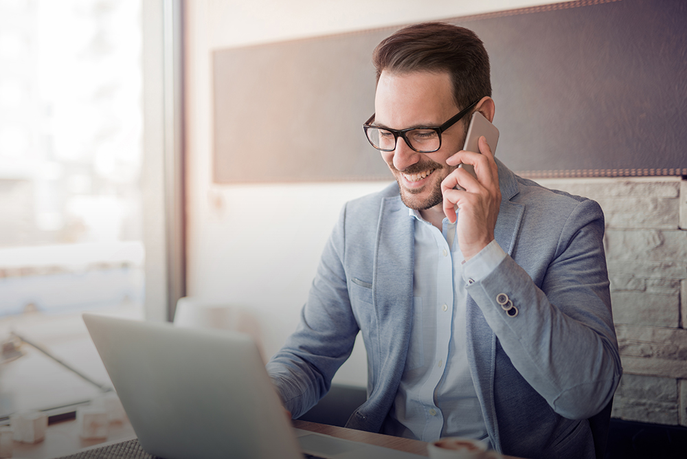 landing-page-man-phone